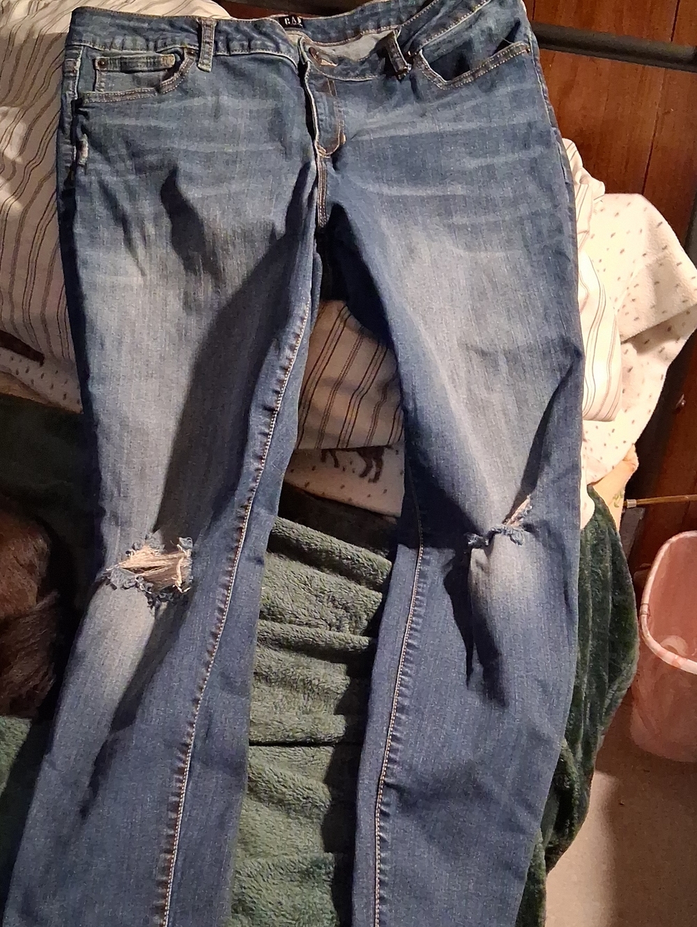 GAP Women's Medium Blue Skinny Jeans with Knee Rips
